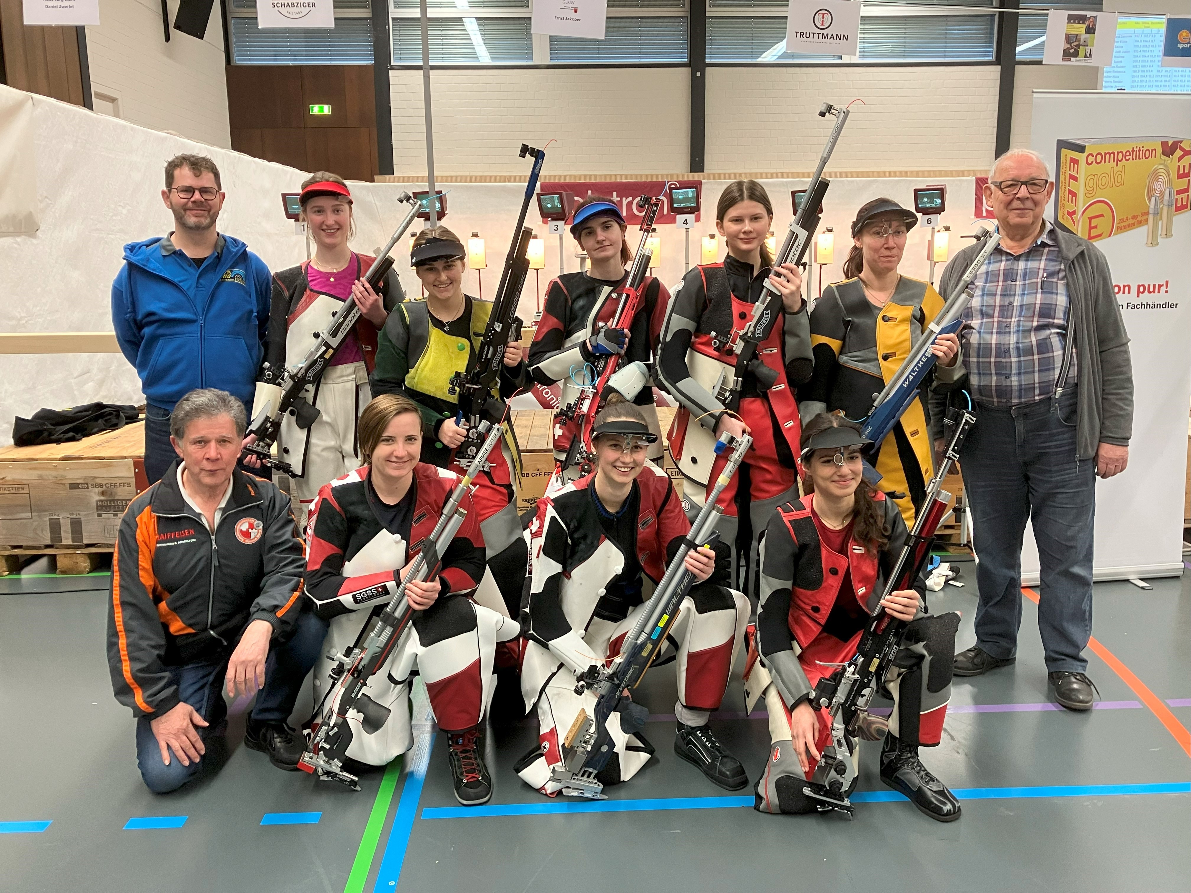 Die Weinfelder Schützinnen mit ihren Betreuern am SSM-Final in Näfels
