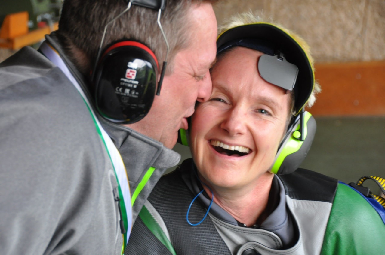 Küssen erlaubt. Julia Meier, Thunbachtal Schützen, welche den diesjährigen Kantonalfinal knapp einige Sekunden vor Ende Feuer mit einer 10 und total 140 Punkten beendete, wird vom stolzen Ehemann (Präsident Thunbachtal Schützen) geküsst.