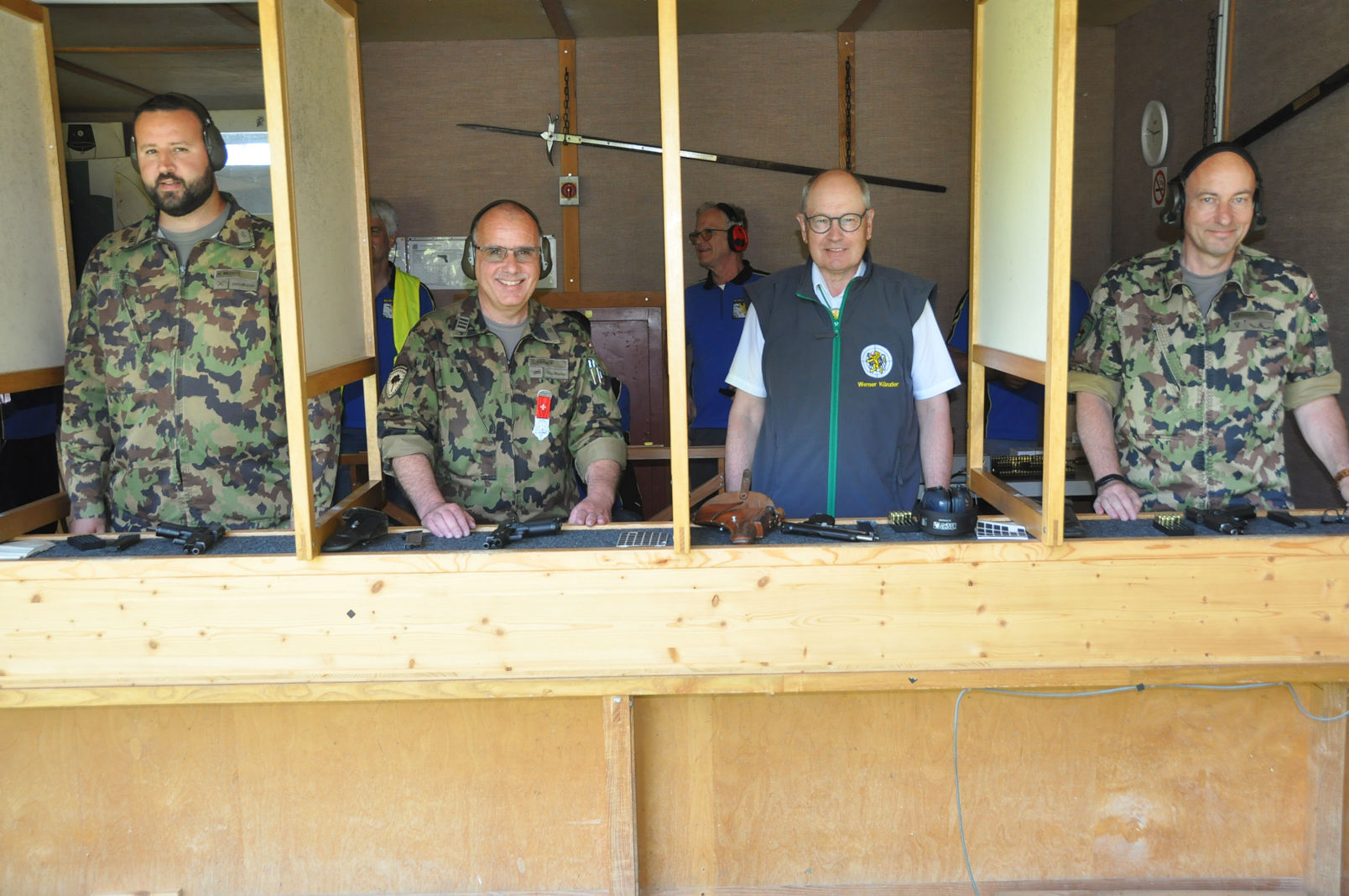 30 MECHTI KERIM KRAMER GREGOR KÜNZLER WERNER KELLER FELIX Warten Auf Den Einsatz