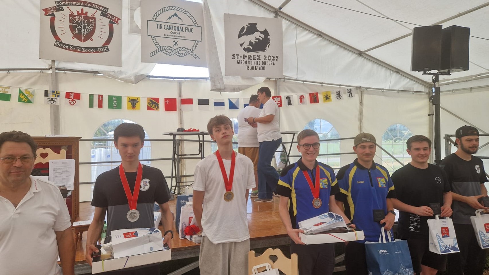 Theodor Reimann, dritter von links, an der Siegerehrung zum Schützenkönig.