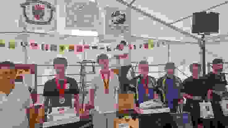 Reimannesfj Theodor Reimann, dritter von links, an der Siegerehrung zum Schützenkönig.